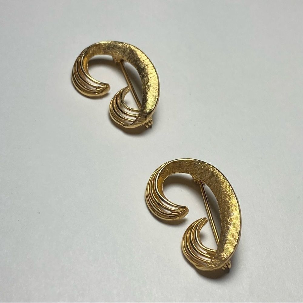 *Coro* Vintage Stamped Gold-tone Brooches - Picture 4 of 5